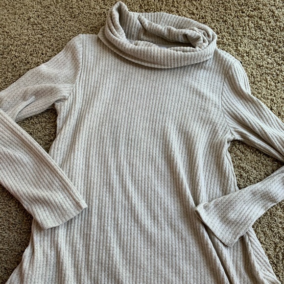 Two women’s sweaters - Picture 3 of 4